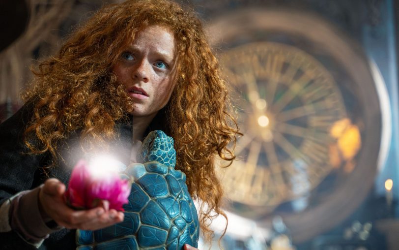 Momo (Alexa Goodall) mit Kassiopeia und einer Stundenblume.