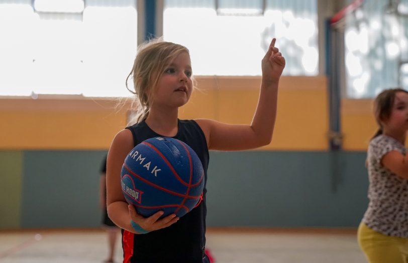 Volle Konzentration beim Basketballspiel.