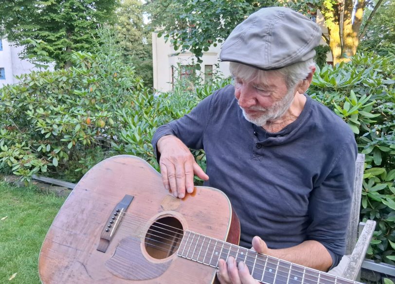 Hannes Sänger interpretiert Songs der Beatles.