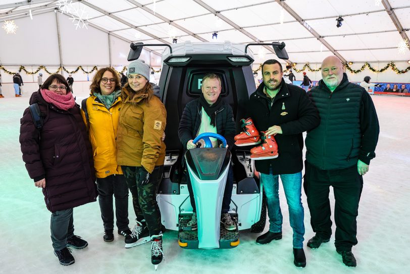 Eislaufaktion des Cranger Weihnachtszaubers lädt Schulklassen kostenfrei zum Eisvergnügen.