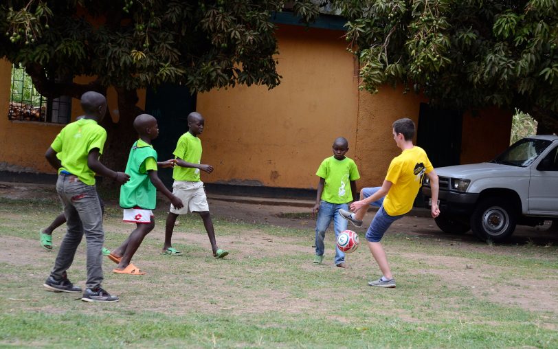 Vor einem Straßenkinderzentrum in Ruanda.