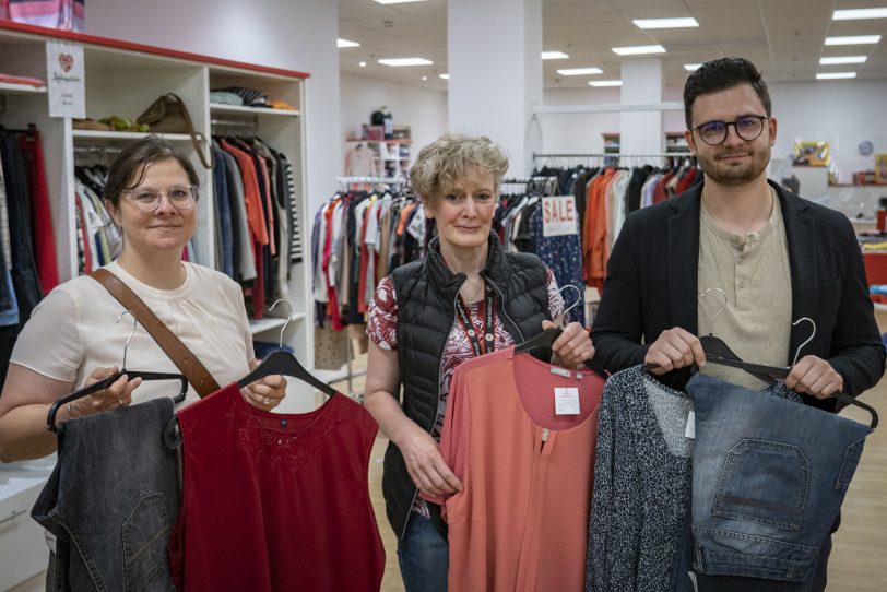 DRK-Kleiderladen 'Lieblingsstücke':v.l.: Dr. Christina Rentzsch, Barbara Grill, Armin Kurpanik. ©Thomas Schmidt, Stadt Herne