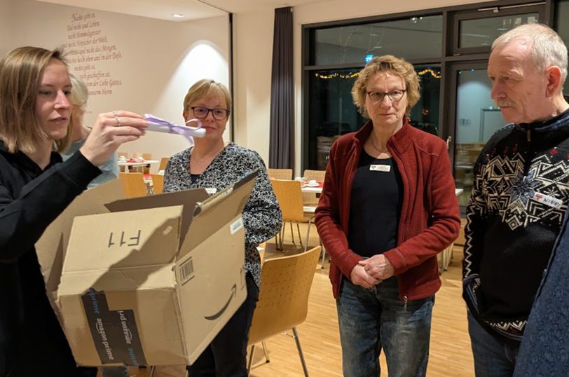 v.r. Winni und Christine bei der Lagebesprechung, sie sind schon seit 50 Jahren an jedem Heiligabend im 'Einsatz'.