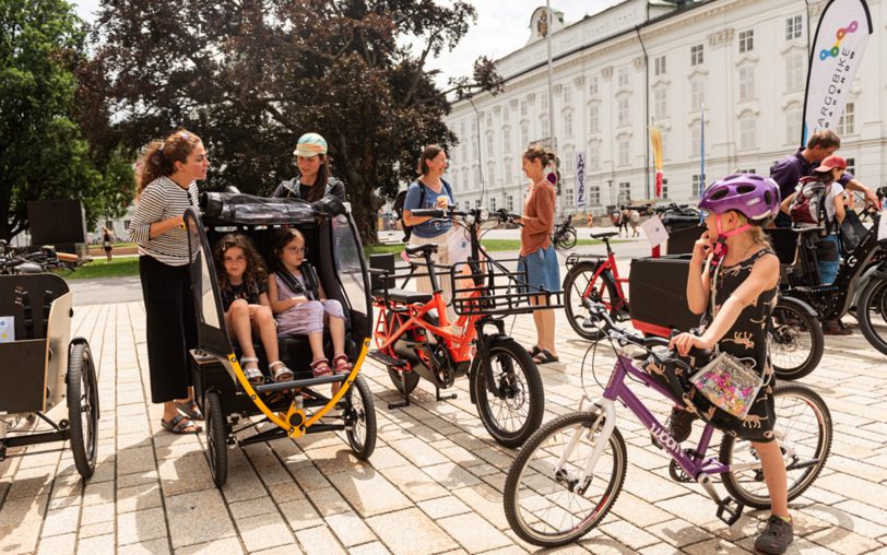 Die Cargobike Roadshow bietet zwölf unterschiedliche E-Lastenräder von zwölf Herstellern zum ausgiebigen Testen und einen Parcours.