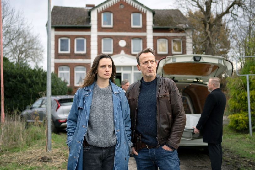 Im „Tatort“-Krimi „Schwarzer Schnee“ am Sonntag (21.12.25) um 21.45 Uhr im „Ersten“ wurde Joe Glaunings Freund „Käte“ ermordet. Aber von Joe selbst fehlt jede Spur: Die Lynn de Baer (Gaite Jansen) und Thorsten Falke (Wotan Wilke Möhring) sind ratlos.