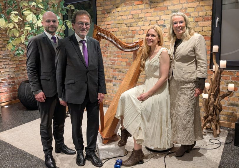Ein Abend mit Musik in der Alten Schmiede und mit (v.li) Tobias Falm-Wendland, Ralf Wendland und Saja-Christin Hüllsieck und Renate Schröder.