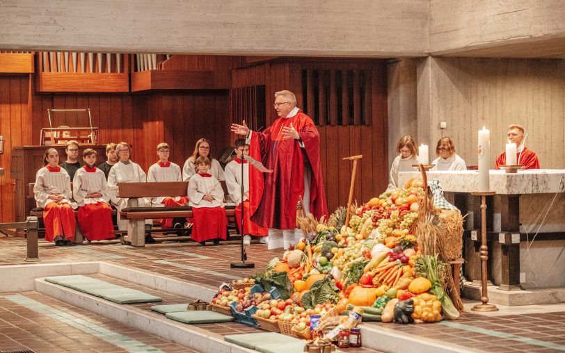 Der Generalvikar des Erzbistums begrüßen, Monsignore Dr. Michael Bredeck, besuchte den Dionysius-Tag 2025 am Sonntag (5.10.2025) in der Bonifatiuskirche.