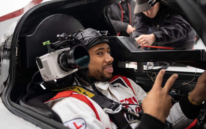 Der echte Jann Mardenborough als sein eigener Stuntfahrer am Set von „Gran Turismo“.