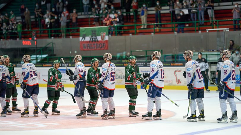 Handshake zur weiteren Kooperation: Der HEV, hier bei der Saisoneröffnung 2021/2022 gegen die Iserlohn Roosters, kann weiter mit zwei Iserlohner Spielern planen.