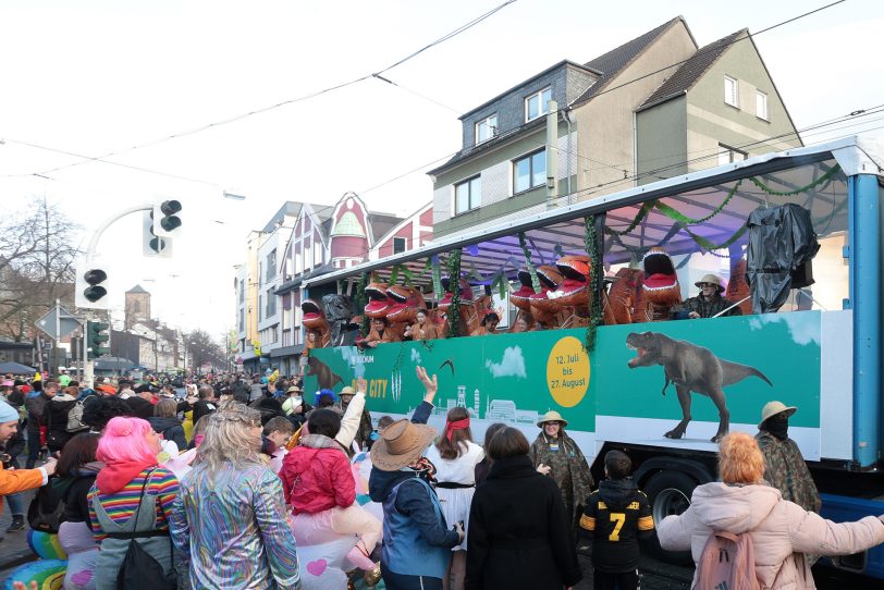 Bochum Marketing nutzte den Rosenmontagszug in Linden, um Dino City III für den Sommer 2024 anzukündigen.