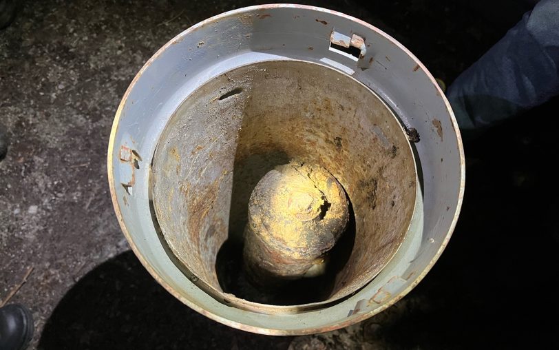 Im Waldgebiet an der Gerther Straße, nahe vom Gysenberg, wurde am Dienstag (27.2.2024) eine 15-Kilo-Stabbrandbombe gefunden und kurz danach bereits entschärft.