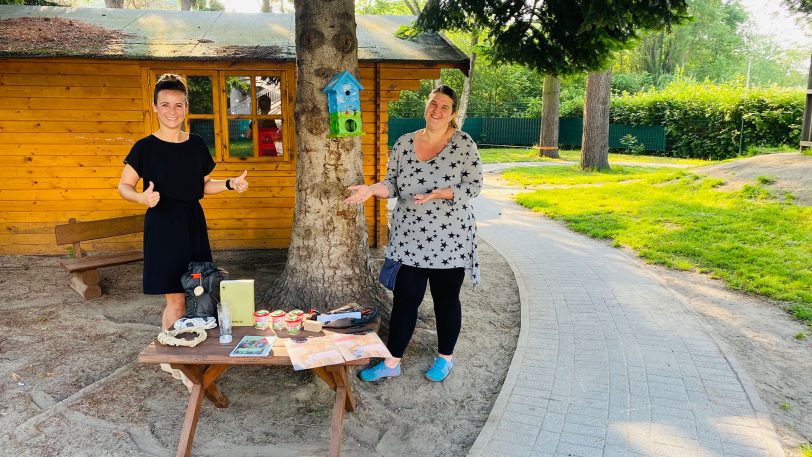 Hat die WWF Baumentdecker Sets gewonnen: Das Familienzentrum Kinderwelt Herne Eickel mit Leiterin Emina Bunic (re.) und Sarah Oehler von der Allianz Hauptvertretung Oehler & Drews.