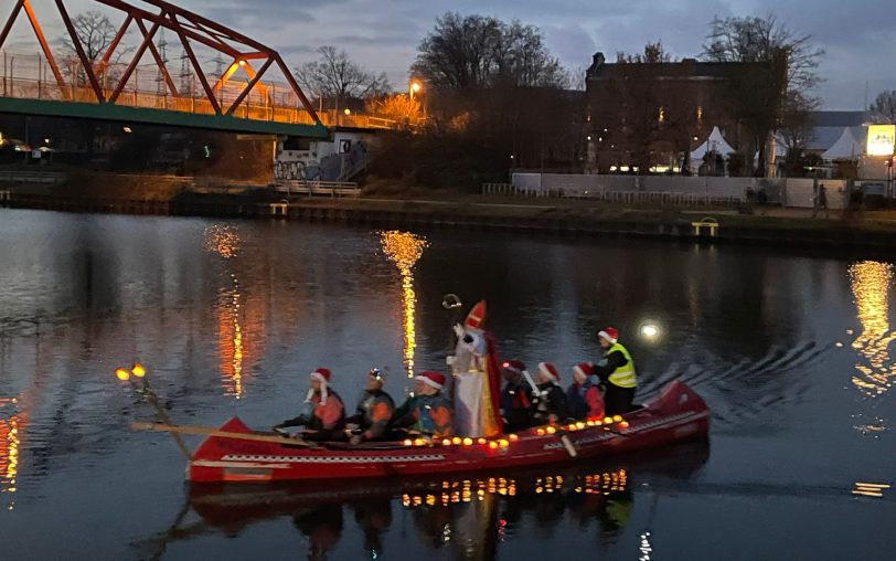 Der Nikolaus kam per Kanu am Steg an.