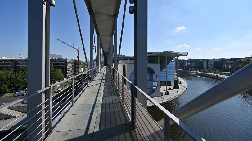 hallo-Fotograf Heinz-Jürgen Bourichter wurde durch das Paul-Löbe-Haus, das Marie-Elisabeth Lüders Haus und den Reichstag in Berlin geführt. Allabendlich beginnt mit Einsetzen der Dunkelheit eine Film-, Licht- und Tonprojektion mit dem Titel „Dem deutschen Volke — Eine parlamentarische Spurensuche. Vom Reichstag zum Bundestag“.