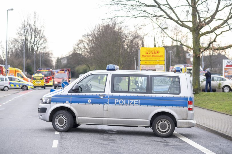 Durch einen Brand wurde am Samstagmorgen (31.01.2021) der Netto-Markt an der Berliner Straße in Herne (NW) komplett zerstört. Kräfte der Berufs- und der Freiwilligen Feuerwehr wurden bei den Löscharbeiten durch das THW unterstützt. Die Polizei ermittelt wegen des Verdachts auf Brandstiftung.