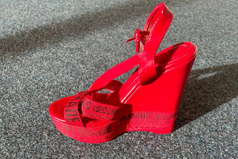 Hinter jedem Schuh, steckt ein Schicksal: Mit der Schuhaktion wollen die Veranstalterinnen auf Femizide aufmerksam machen.