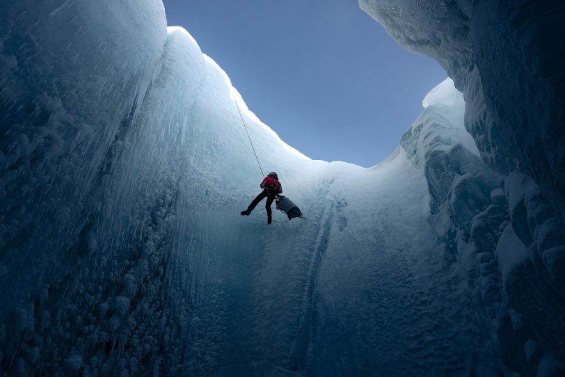 'Into The Ice': Alun Hubbard steigt in die 180 Meter tiefe Gletschermühle im grönländischen Eis herab.
