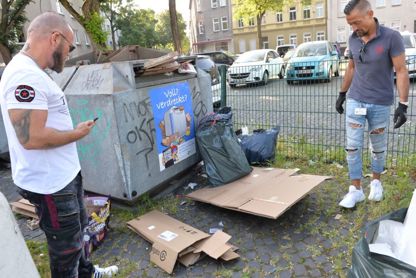 v.l. Guido Thiel und Stefan Schröder an einem vermüllten Containerstellplatz auf der Suche nach Hinweisen.