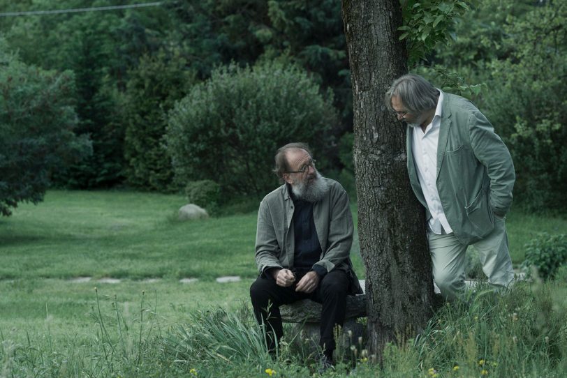 Der visionäre italienische Architekt Michele De Lucchi (l.) im Garten seiner Villa im Gespräch mit dem Berliner Dokumentaristen Victor Kossakovsky.