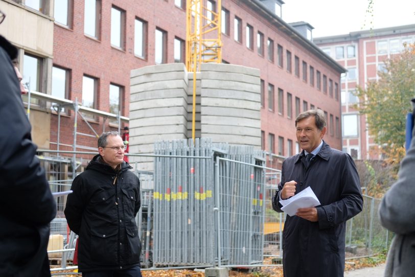 Stellten die Veränderungen der Renovierungen vor: (v.li.) Frank Neukirchen-Füsers, Leiter der Agentur für Arbeit Bochum, zu der auch Herne gehört, und OB Dr. Frank Dudda.