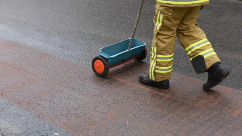 Die Feuerwehr war wegen einer 600 Meter langen Ölspur in Holthausen beschäftigt (Archivbild).