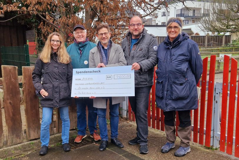 Mitglieder des sich auflösende Vereins 'Propark' übergeben das Vereinsgeld von 5.000 Euro an den Verein 'Wir machen Herne schön'. Auflage ist, das Geld für die Zwecke des Mini Zoos Eickel zu verwenden. v.l. Michaela Salewski-Renner, Günter Nierstenhöfer, Prof. Kaid Darwiche (alle Vorstand Pro Park Herne), Thorsten Panhorst (Vorstand Wir machen Herne schön) und Birgit Claus (Stadt Herne, Eickeler Park).