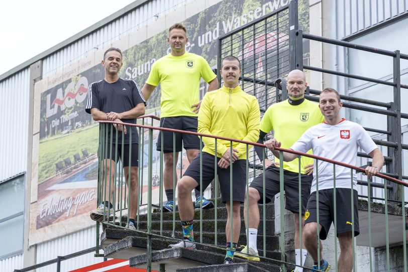 Die Läufer und Lebensretter um Volker Rudolf (li.) vor ihrem Wiederholungslauf.