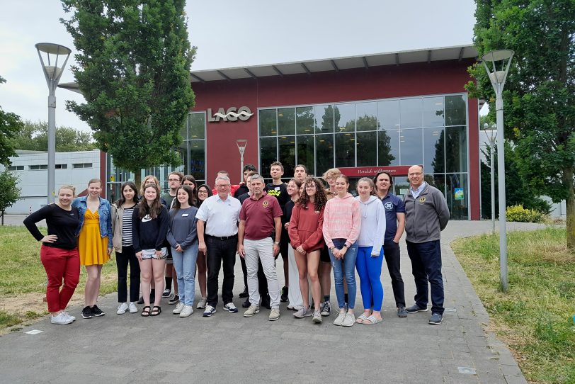 Das Internationale Jugendcamp der Lions besucht Herne: Mit dabei sind Bäderchef Lothar Przybyl und Lions-Präsident Georg Schildgen (beide Mitte), Thomas Kaiser (rechts) als Schatzmeister des Lions-Hilfswerks sowie die Campleitung um Dr. Marc-Oliver Böning (2.v.r.), Ricarda-Joy Naffin und Lea Luchs (beide links außen).