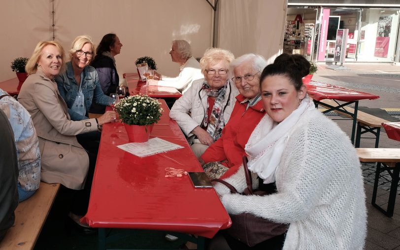 Besucher des Winzermarktes.