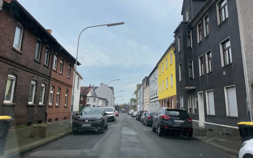 Wie hier an der Bielefelder Straße nimmt der Parkdruck in Herne, teilweise durch beidseitiges Parken in kleineren Straßen, zu.