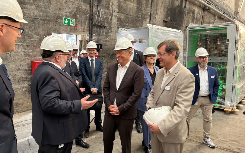 Austausch über die Projekte: Bundeswirtschaftsminister Robert Habeck mit (li.) Werksleiter Rainer Stahl und (re.) OB Dr. Frank Dudda.