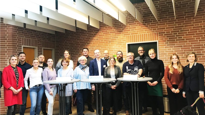 Das Projekt 'Herner Brücke' will Hilfsangebote vernetzen. Projektleiter Dr. Florian Ternes (10.v.l) und Stefanie Thomczyk (12.v.l.) freuen sich über den Start.