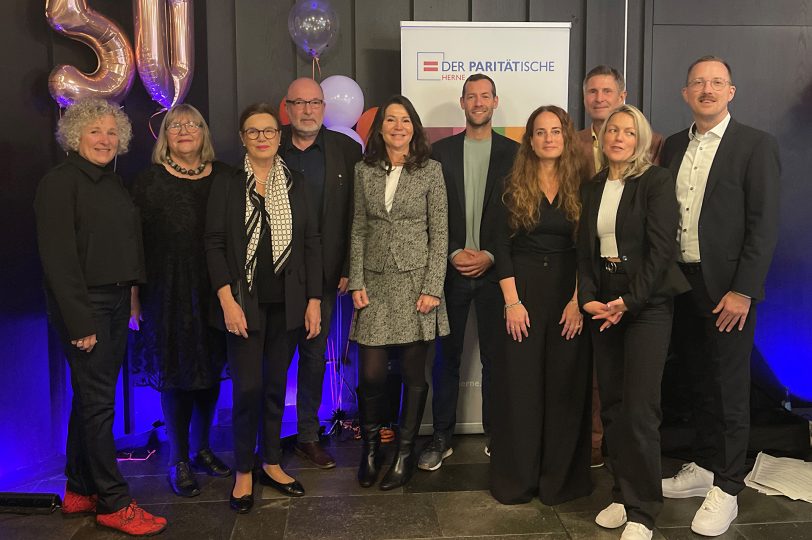 v.l. Bürgermeisterin Gabriele Przybyl, Susanne Schübel (Vorsitzende Herne), Angela Siebold (Vorsitzende Bochum), Frank Köhler und Cordula Klinger-Bischof (beide Vorstand Herne), Janis Drögekamp (Aufsichtsratsmitglied Der Paritätische NRW), Esra Tekkan-Arslan (Vorstand Herne), Oliver Becker (Geschäftsführung Herne), Kristin Pfotenhauer und Mike Imminger (Vorstand Herne).