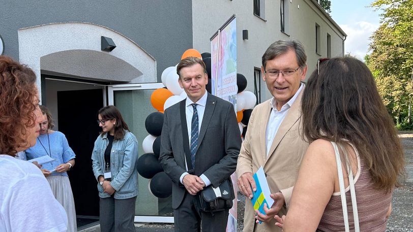 Oberbürgermeister Dr. Frank Dudda und Bezirksbürgermeister Mathias Grunert erkundne die neue PLANB-Kinderwelt Herne-Sodingen im ehemaligen Gebäude des Grünflächenamts auf dem Stennert.