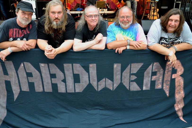 Die Rockband Hardwear unterhält mit Rockmusik aus mehreren Jahrzehnten das Publikum.