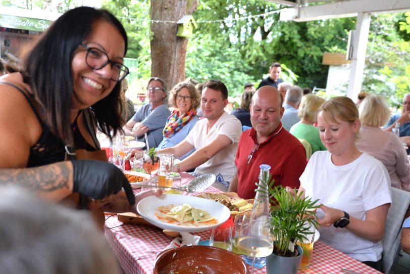 Sardische Leckereien und neue Freundschaften beim ersten Sardischen Abend im Biergarten von Ollis Restaurant.