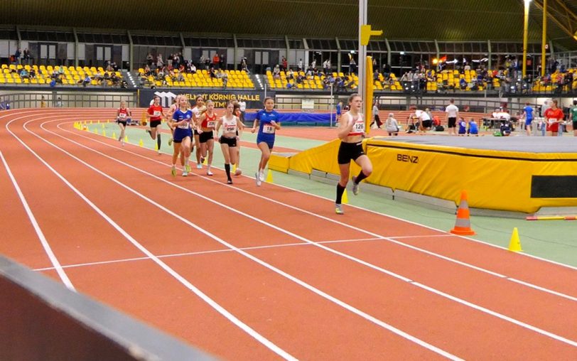 Philia Liesegang (vorne) vom LC Westfalia Herne lief über 800 Meter beim Auftakt der Hallensaison in Dortmund der Konkurrenz davon und wurde Siegerin.