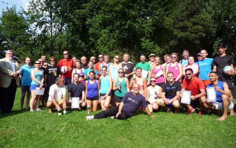 Die Teilnehmer des Beach-Volleyball-Turniers.