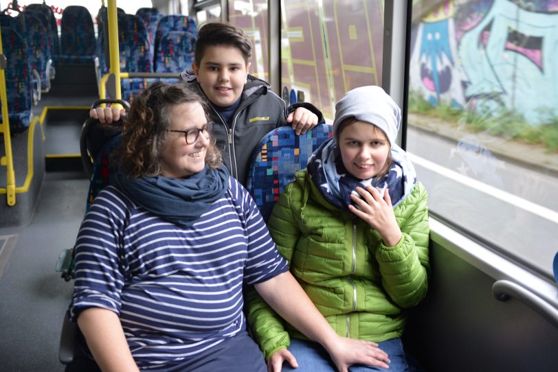 Die Familie: Heike, Antonio und Magdalena Mönig. Erfüllung eines Herzenswunsch: Noch einmal mit dem Schulbus fahren.