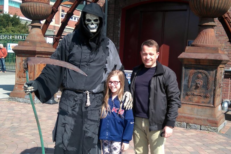 v.l. Der Tod, Lisa und Patrick Mammen.