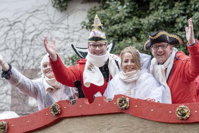 Der Karnevalsumzug am Rosenmontag (04.03.2019) in Herne (NW). Der Umzug startete pünktlich um 12 Uhr vom Kurt-Edelhagen-Platz in Sodingen in Richtung Innenstadt. Trotz der Unwetterwarnung des DWD hatten sich die HeKaGe und das Ordnungsamt entschieden, den Zug rollen zu lassen. Kurz nach dem Start setzte ein heftiger Schauer ein, der Teilnehmer und Zuschauer ordentlich durchweichte.