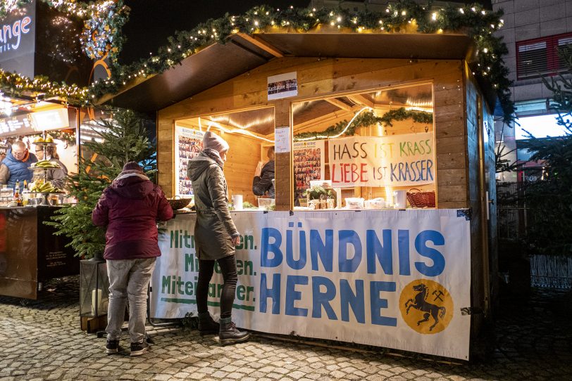 Die karitative Hütte des Bündnis Herne auf dem Weihnachtsmarkt am Robert-Brauner-Platz.