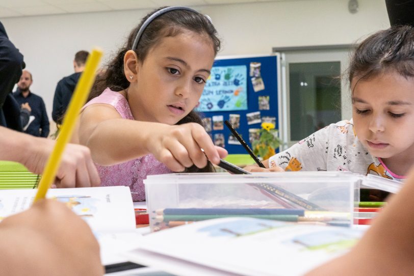 Mit Hilfe des Landesprogramms &quot;Extra-Zeit&quot; konnte an 18 Herner Schulen 1.100 Kindern zusätzliche Förderung angeboten werden. An der Freiherr-vom-Stein-Schule an der Steinstraße wurde über den Verlauf informiert.