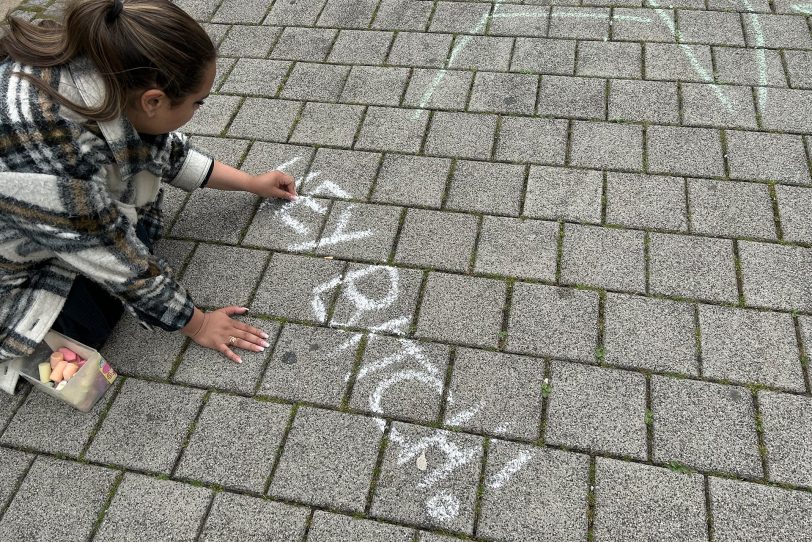 „Hey Bitch“ steht mit Kreide geschrieben auf der Fläche vor dem Herner City Center und ist Teil der Aktion Catcalling ist kein Kompliment'.