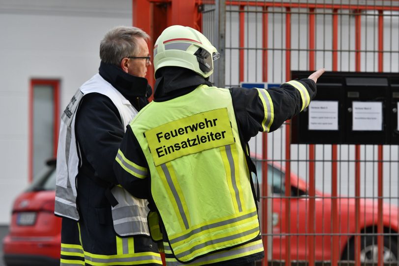 Einsatz der Feuerwehren des Kreises Recklinghausen und der Stadt Herten bei dem Großbrand der Lagerhalle der Hagebau Logistik in Herten (NW), am Sonntag (01.03.2020).