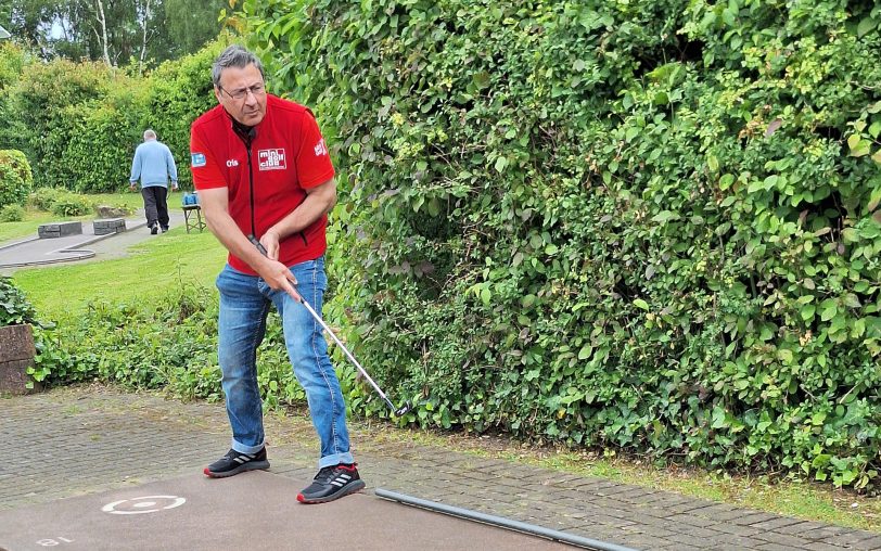 Chris Kougioumtzidis, Minigolfer vom MGC Rot-Weiß Wanne-Eickel, beim 14. Kemnader See Cup.