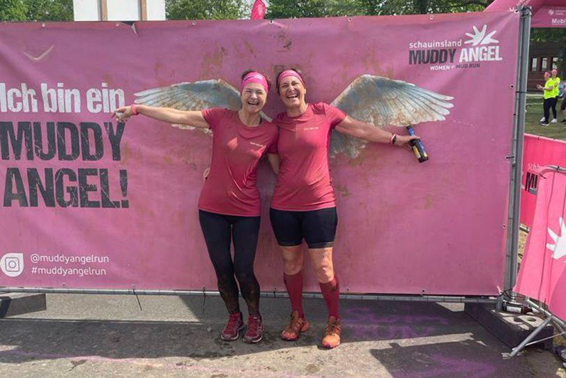 Matschlauf beim Muddy Angel: Triathletin Birgit Deppe (re.) vom Tri Team Ruhrpott Herne auf Abwegen.