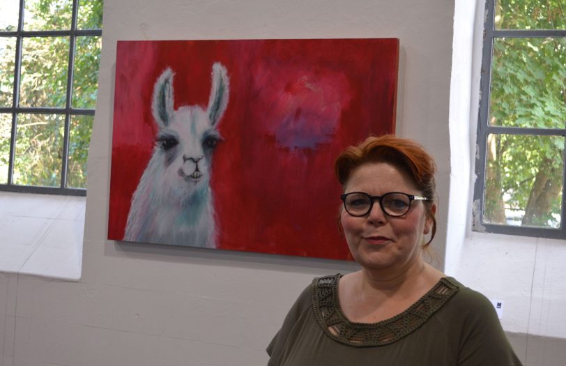 Marijke Brauckmann, aktuelle Atelier-Künstlerin, mit einem ihrer Großformate (Acryl/Mischtechnik auf Leinwand) in der Schwarzkaue.