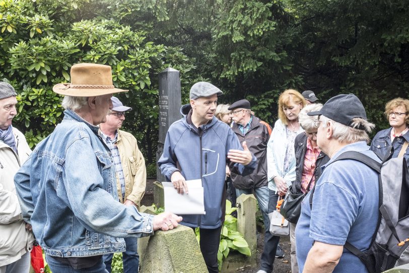 Rundgang über den jüdischen Friedhof in Baukau.