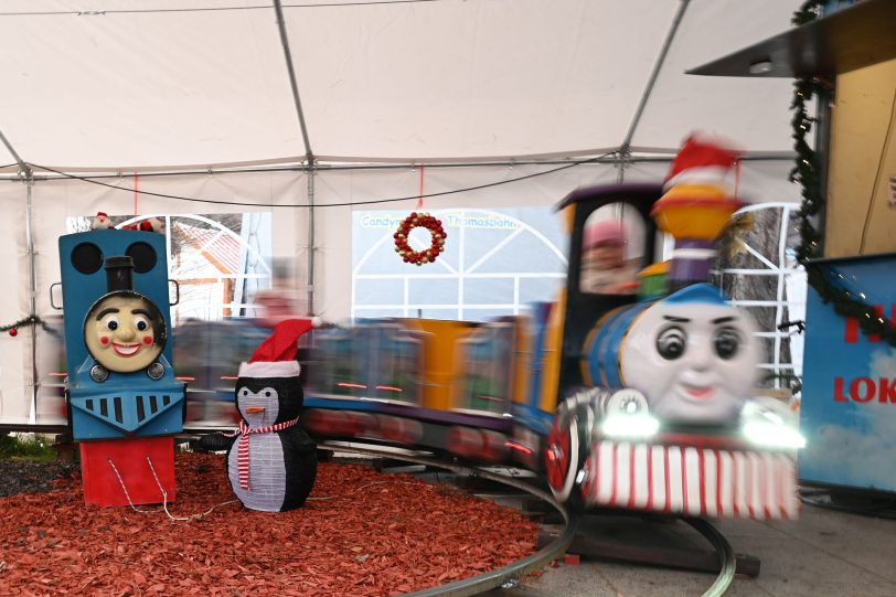 Die Kindereisenbahn fährt wieder überdacht im Zelt.